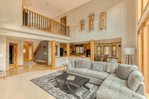 Room for everyone! Enjoy this open and airy living space. Make memories here.