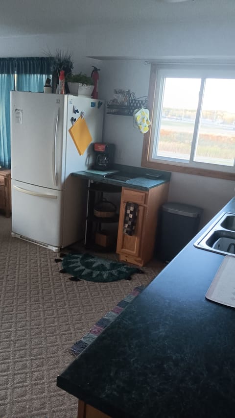 Fridge, oven, stovetop, coffee/tea maker