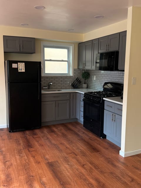 Fridge, oven, stovetop, coffee/tea maker