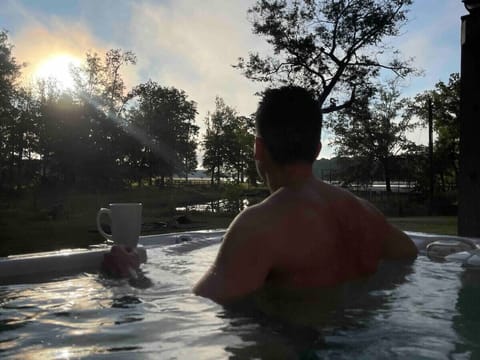 Outdoor spa tub