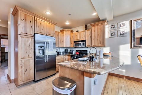 Kitchen: Drip coffee maker, Keurig, Crockpot, blender, cooking utensils, tableware