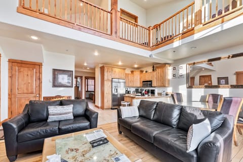 Living room: Smart TV, gas fireplace