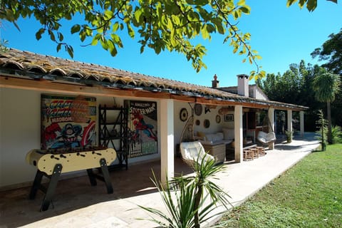 TARASCON vacation rental villa for rent with all comfort poolhouse. 11 people. Book online with Plaisirs & maison de Provence