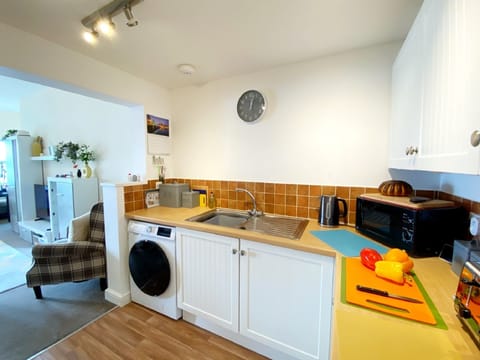 Number 1 Marina Court Torquay - open plan kitchen