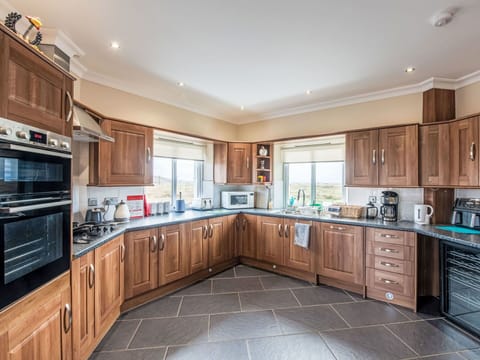 Window, Facade, Architecture, Door, Home, Estate, Mansion, Sash Window, Balcony, Villa