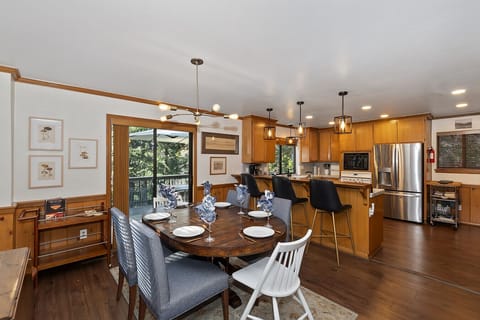 Open plan dining & kitchen