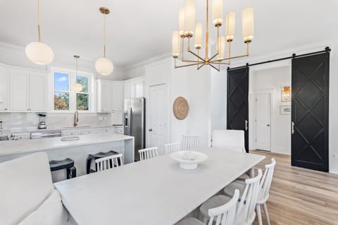 Isle of View - Water's Edge - Second Floor - Kitchen/Dining Area