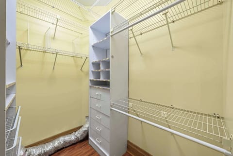 Keep clothes & bags neatly tucked away with ample closet space