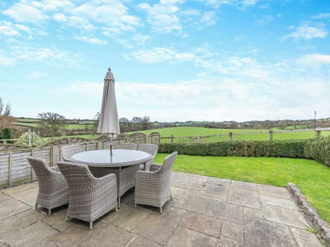 Sitting-out-area | Woodpecker Barn, Ipplepen