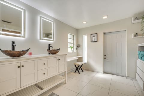 Full Bathroom | Towels Provided