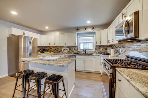 East Chicago Vacation Rental | 3BR | 2BA | 2,300 Sq Ft | Steps Required