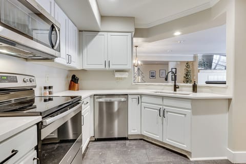 Kitchen | Single-Story Condo | Free WiFi