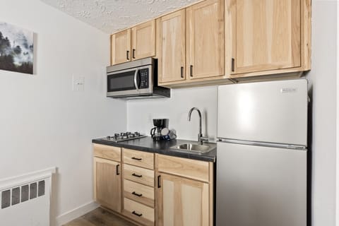 Fridge, oven, stovetop, coffee/tea maker