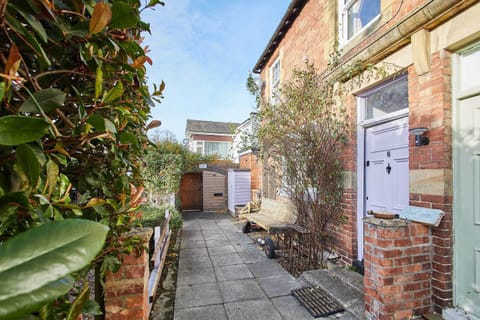 Lilac Cottage, Morpeth - Host & Stay