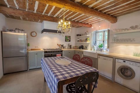 Cuisine équipée ainsi qu'une table