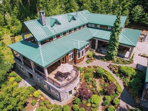 Treehouse has a large main house and guest house that is not attached.