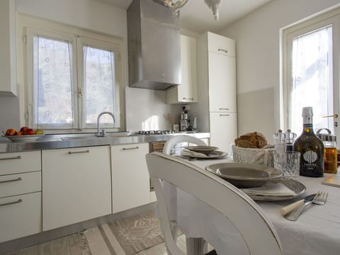 Furniture, Countertop, Kitchen, Interior Design, Kitchen Appliance, Wood, Flooring, Cabinetry, Major Appliance, Ceiling