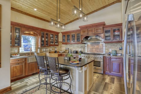 This is the kitchen where memories are made! Dine in or hit the town. Enjoy fine dining or river front bistros just 5-10 minutes away. Bon Appetit!