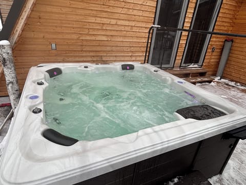 Indoor spa tub