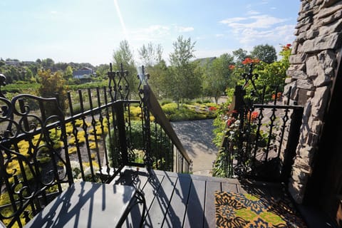 Briarwood Cottage Apartment Balcony/Stairs