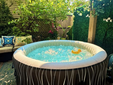 SaluSpa Hollywood AirJet for relaxation. PET-FRIENDLY with FENCED BACKYARD