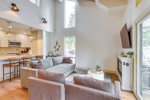 Living Room | 2nd Floor | Smart TV | Free WiFi | Central Heating