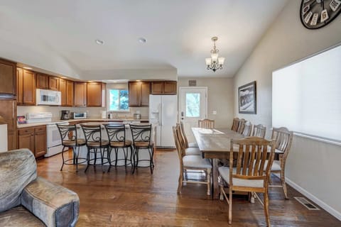 Dining and entertainment space! Plenty of seating for shared meals, a highchair for little ones, and a Smart TV for added convenience.