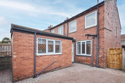 Joffre Avenue, Castleford - Host & Stay