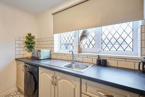 Joffre Avenue, Castleford - Host & Stay