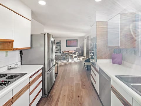 Dining area off of kitchen for gatherings