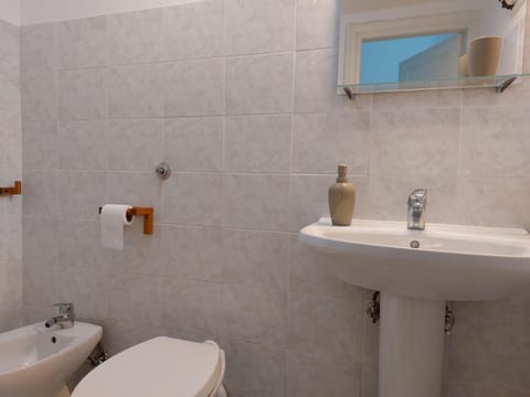 Autumn, Bathroom, Spring, Summer