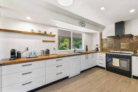 Recently renovated and fully-equipped kitchen with Nespresso machine