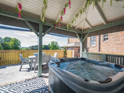 Jacuzzi | Mossknowe Escape, Annan