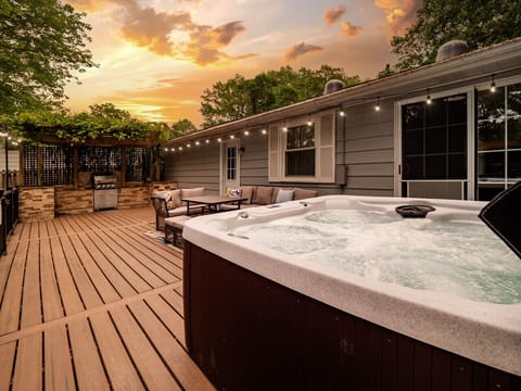 Unwind in the bubbling hot tub under string lights and a glowing sunset 🌅🛁 This dreamy deck setup is made for evening soaks, cozy chats, and unforgettable outdoor moments.