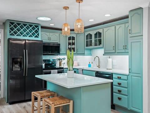 Breezy coastal vibes meet full functionality in this beautifully updated kitchen 🌿🍽️ With a large island, modern appliances, and plenty of storage, it`s the perfect spot to gather, cook, and unwind.