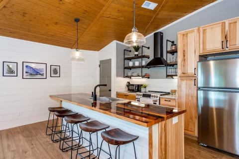 2nd level-dining counter-seating for 5