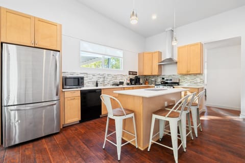 Make Dining Memories in a Middle Home Kitchen