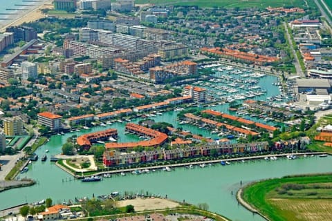 Region [summer] (>5 km)