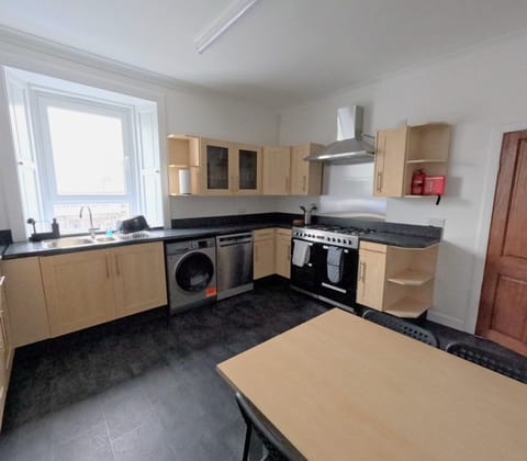 Kitchen
Gas hob, Elec double oven & grill
Washer/dryer
Dishwasher
Fridge/Freezer