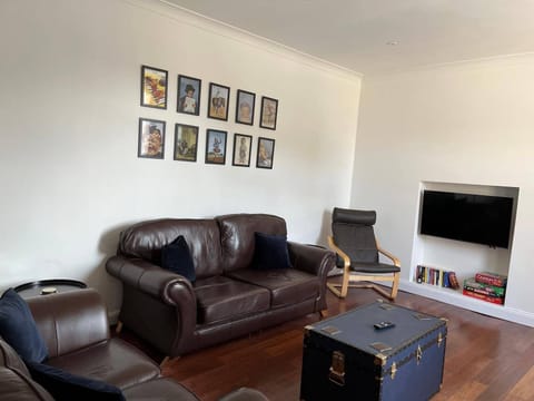 Living Room
Additional single leather seat and Smart TV