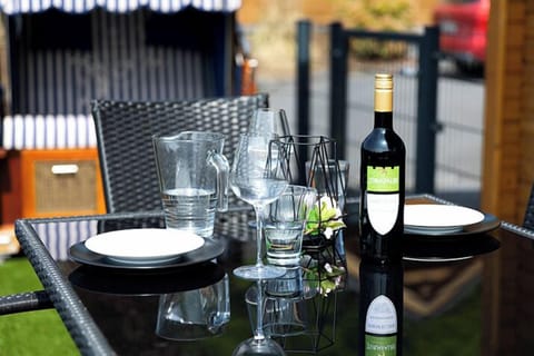 S-027-083-23-Tisch draussen mit Wein