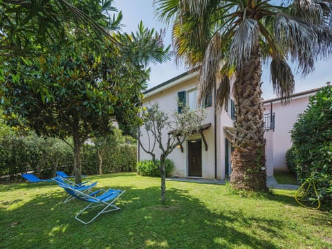 Plant, Building, Nature, Sky, Tree, Outdoor Furniture, Land Lot, Arecales, Grass, House