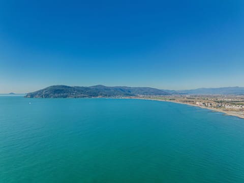 Blue, Water Resources, Water, Body Of Water, Mountainous Landforms, Coast, Coastal And Oceanic Landforms, Horizon, Sea