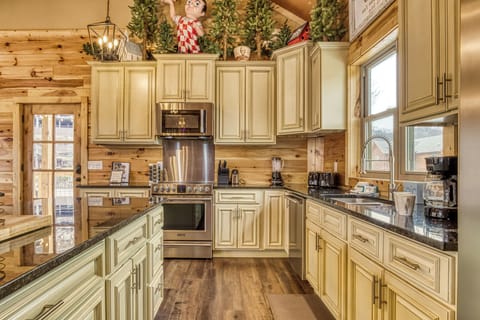 Vacation Rental with a Pool in the Smoky Mountains "Smoky Mountain Gold" - Fully furnished kitchen with granite countertops and stainless steel appliances