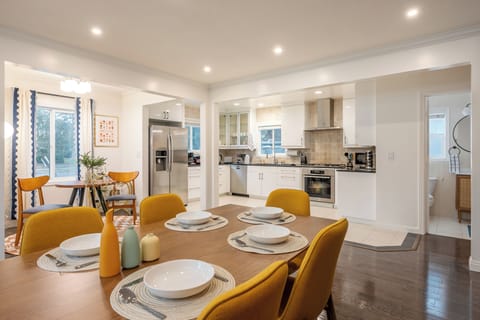 From breakfast to late-night snacks, this is your dining destination 🍳.