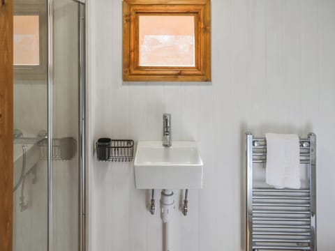 Bathroom | Keldholme Shepherds Hut Two - Keldholme Holidays, Keldholme, near Kirkbymoorsid