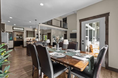 Dining space for 6 people with extra seating at kitchen counter