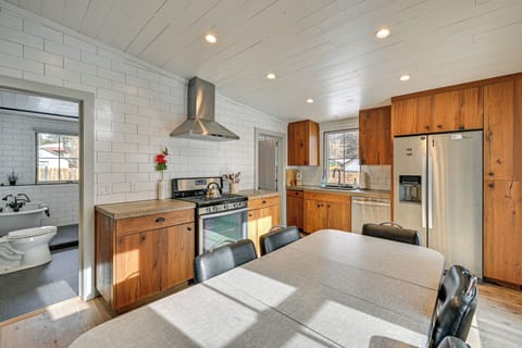Dining Area & Kitchen | 1st Floor | Drip Coffee Pot | Blender | Toaster Oven