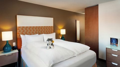 Unit with 1 Queen bed. Exact unit will be assigned upon arrival. Views, colors, and decor may vary.