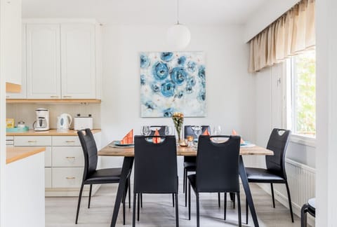 Dining Room: Bright and inviting space for unforgettable meals and laughter with friends!